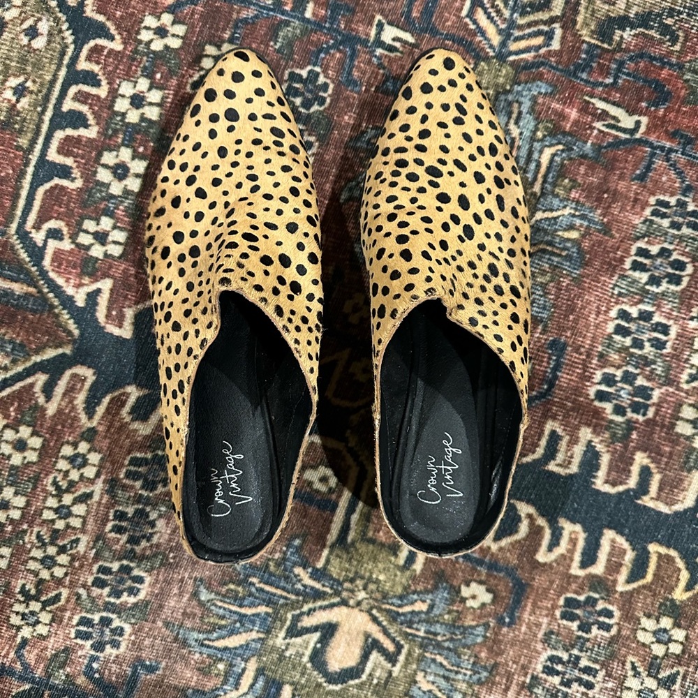 Women’s crown vintage size 9 leopard mules